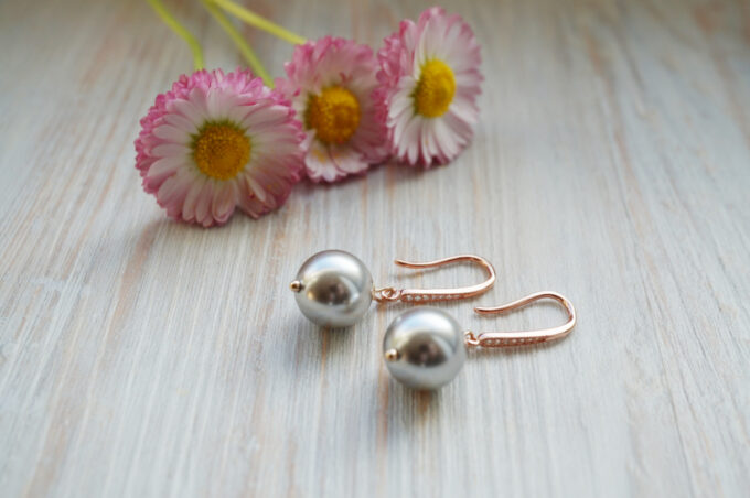 pärliga hõbekõrvarõngad