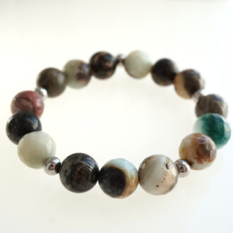 poolvääriskividest käevõru