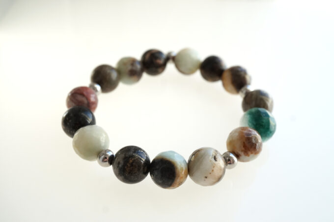 poolvääriskividest käevõru