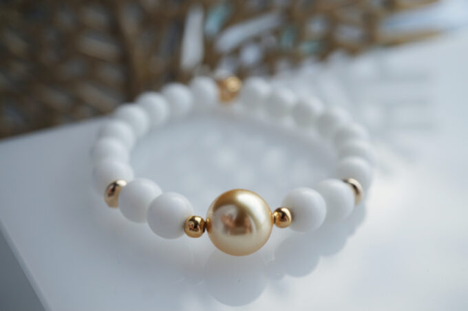 Käevõru kaltsedonist ja Swarovski pärliga käevõru poolvääriskivist