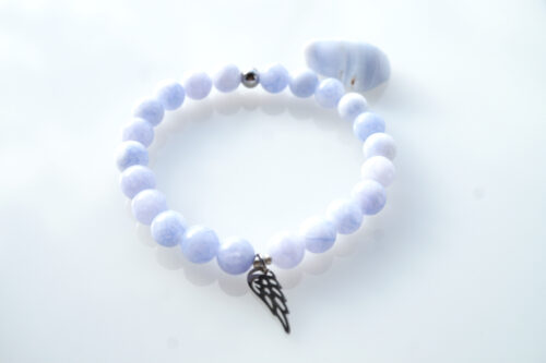 poolvääriskivist käevõru ingli ripatsiga