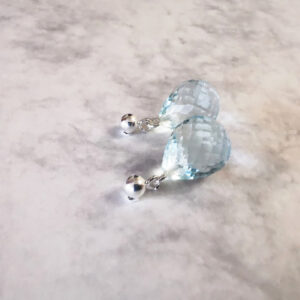 helesinised kõrvarõngad