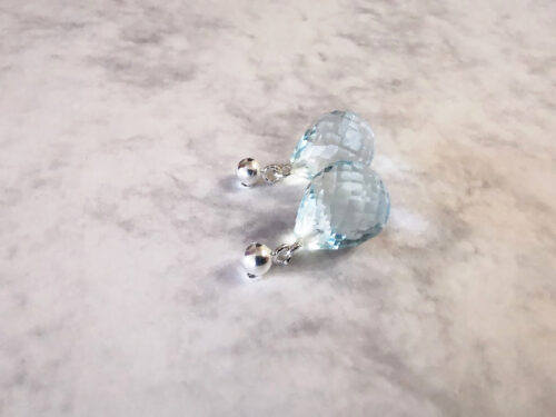 helesinised kõrvarõngad