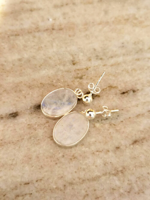 kuukiviga kõrvarõngad