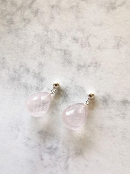 tilga kujulised roosast kvartsist kõrvarõngad