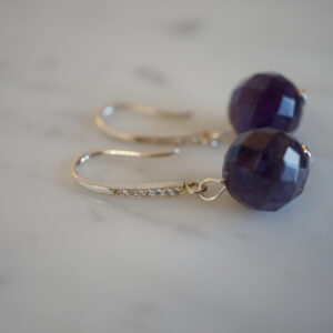 ametüstiga kõrvarõngad