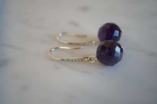 ametüstiga kõrvarõngad