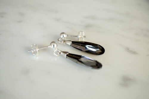 mustade kristallidega kõrvarõngad